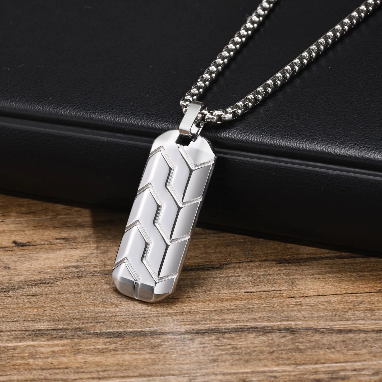 Cool Tire Pattern Necklace